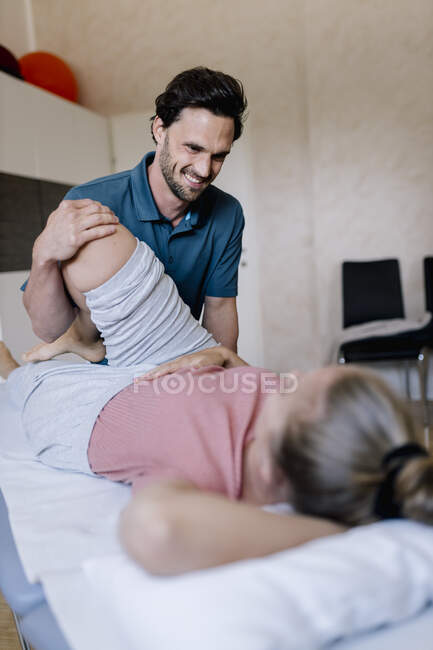 Fisioterapista che somministra trattamento a pazienti di sesso femminile — Foto stock