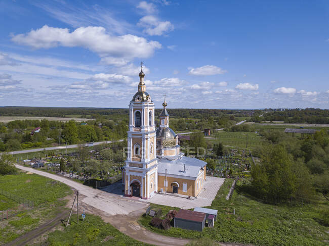 Russia, Oblast 'di Mosca, Veduta aerea della chiesa di campagna in primavera — Foto stock