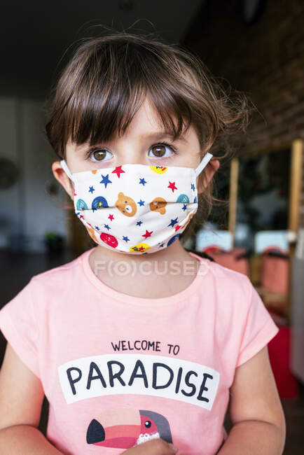 Retrato de menina com uma máscara colorida — Fotografia de Stock