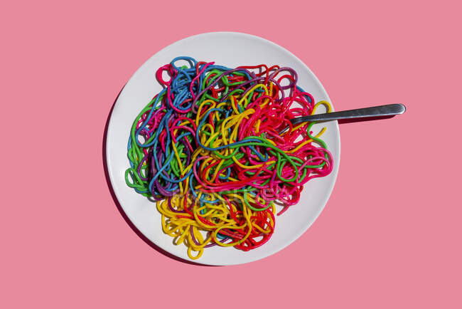 Студийный снимок тарелки с цветной пастой — стоковое фото