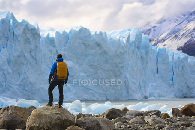 Hombre frente al Glaciar Perito Moreno, El Calafate, Parque Nacional Los Glaciares, Patagonia, Argentina - foto de stock