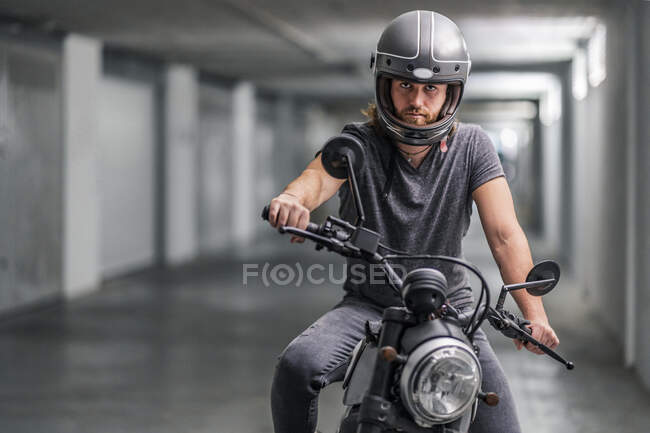 Молодий чоловік на мотоциклі — стокове фото