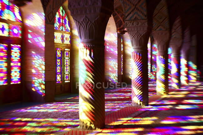 Irán, provincia de Fars, Shiraz, la luz del sol que ilumina el interior de la mezquita de Nasir-ol-Molk a través de coloridas vidrieras - foto de stock