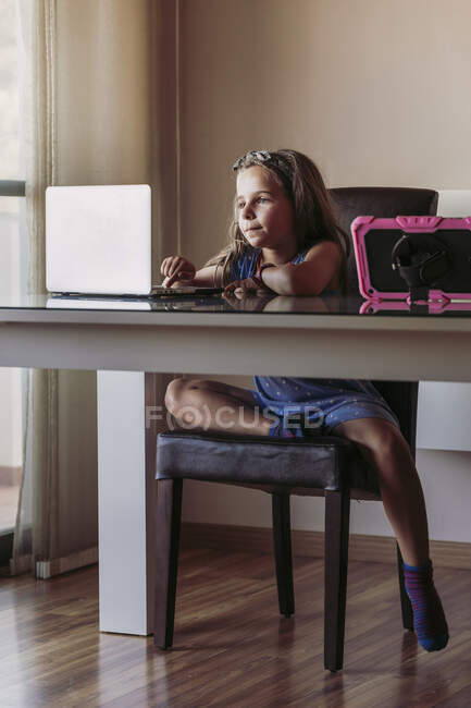 Chica usando el ordenador portátil en casa - foto de stock
