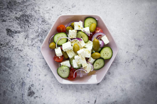 Кухня готового до їжі грецького салату. — стокове фото