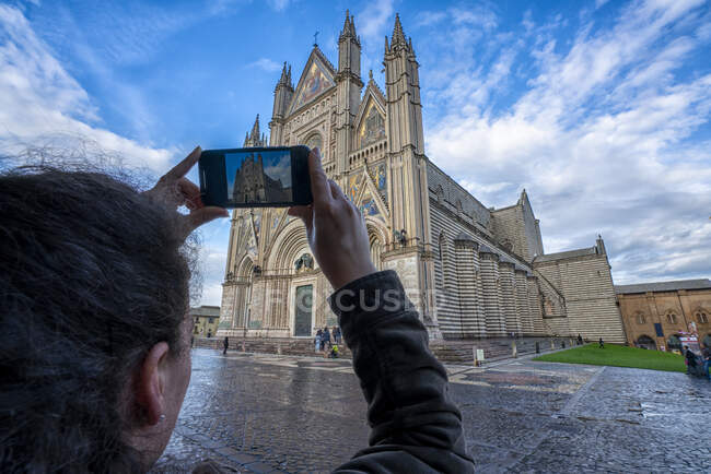 Italia, Umbria, Orvieto, Sopra la spalla vista della donna che fotografa il Duomo di Orvieto — Foto stock