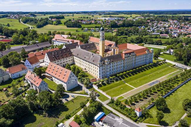 Alemania, Baden-Wurttemberg, Ochsenhausen, Vista aérea de la Abadía de Ochsenhausen en verano - foto de stock