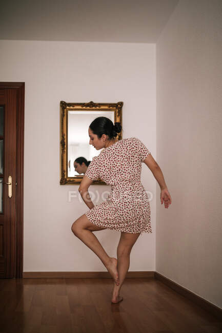 Ballerina tanzt zu Hause — Stockfoto