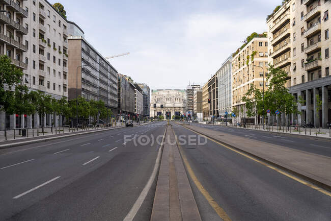 Italia, Milán, calle Vía Vittor Pisani vacía durante el brote de COVID-19 - foto de stock