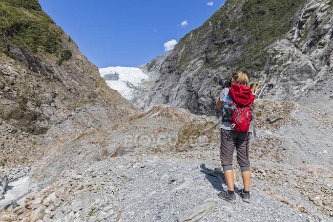 Nova Zelândia, Westland District, Franz Josef, Mochila tirando fotos em Franz Josef Glacier — Fotografia de Stock