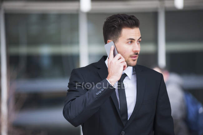 Geschäftsmann nutzt Smartphone im Freien — Stockfoto