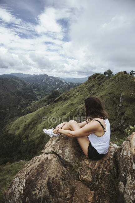 Sri Lanka, Uva Province, Ella, Female hiker sitting on boulder at Little Adams Peak — Stock Photo
