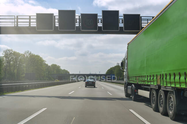 Зеленый грузовик на автостраде — стоковое фото