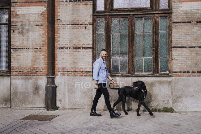 Sorrindo homem vai walkies com seu cão — Fotografia de Stock