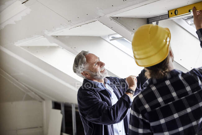 Finestra di misurazione per architetti e lavoratori in un cantiere — Foto stock
