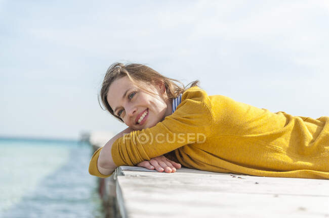 Портрет щасливої жінки, що лежала на пристані відпочинку в Малорці (Іспанія). — стокове фото