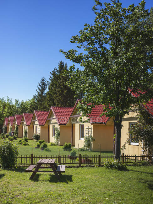 Polonia, Pomerania, Leba, Fila di bungalow al Parco Nazionale Slowinski — Foto stock