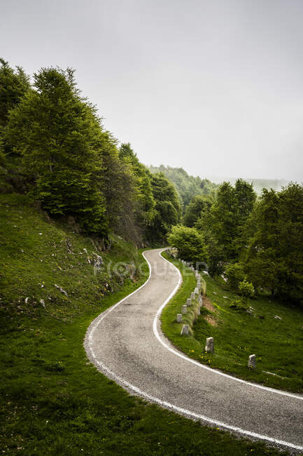 Italy, Province of Verona, Verona, Winding country road in Italian Alps — Stock Photo