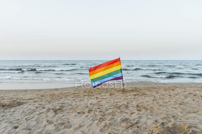 Gay orgoglio bandiera su il spiaggia — Foto stock