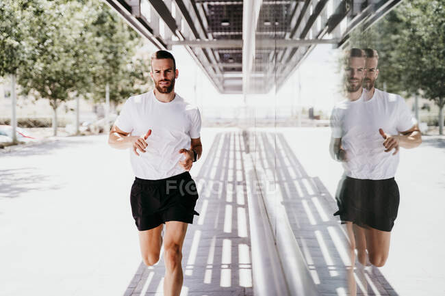 Человек бежит по зданию — стоковое фото