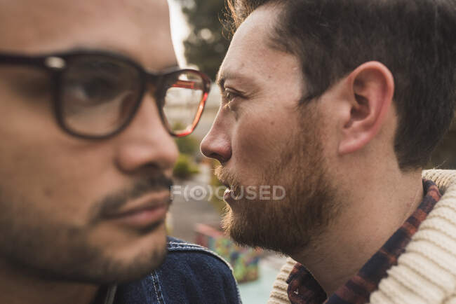 Крупним планом роздумована гей-пара дивиться в сторону — стокове фото