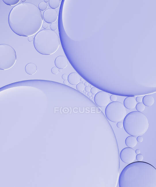 Rendering tridimensionale di sfere di vetro trasparente sullo sfondo viola — Foto stock