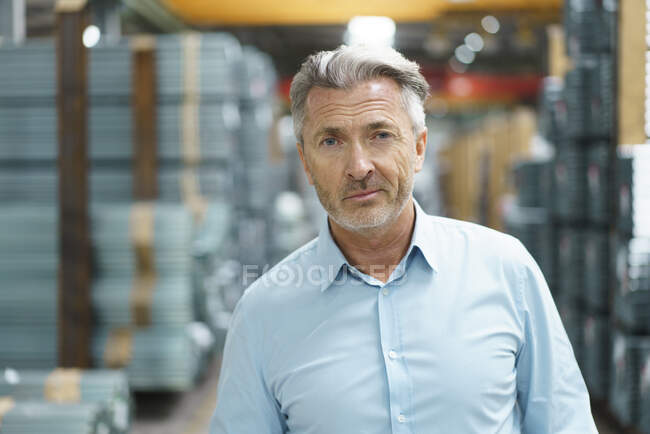 Portrait d'un homme d'affaires mature confiant dans une usine — Photo de stock