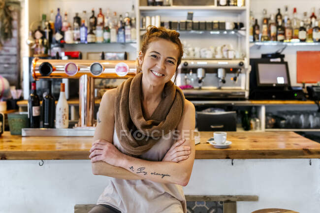 Donna che lavora in caffetteria — Foto stock