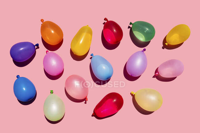 Estudio de tiro de manojo de globos de agua de colores - foto de stock