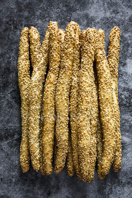 Знімок італійських хлібних паличок з кунжутом. — стокове фото