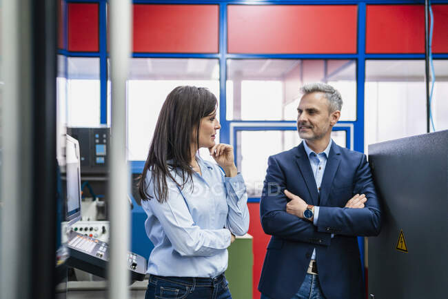 Geschäftsmann und Geschäftsfrau bei einem Arbeitstreffen in einer Fabrik — Stockfoto