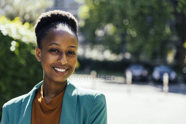 Портрет усміхненої молодої бізнес-леді на відкритому повітрі — стокове фото