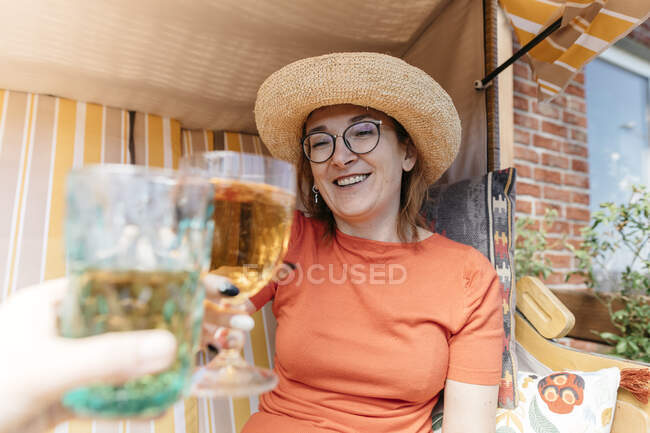 Portrait de femme mûre heureuse sur la terrasse toastant avec verre de limonade — Photo de stock