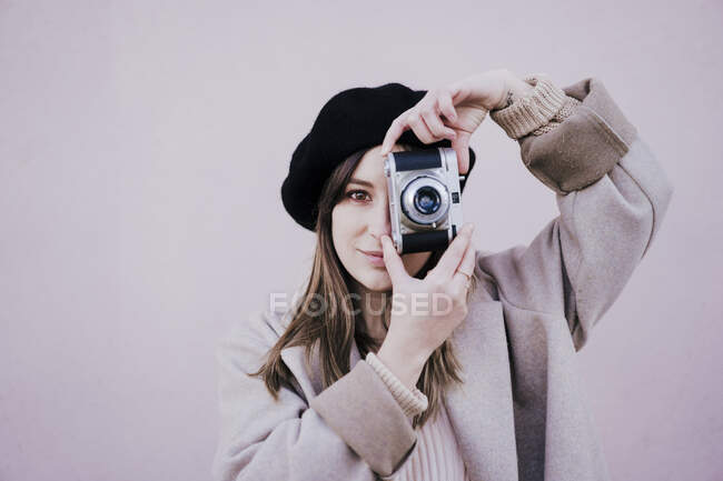 Retrato de mulher sorridente com câmera vintage — Fotografia de Stock
