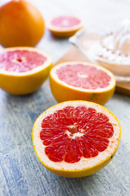 Нарезанный грейпфрутовый и лимонный соковыжималки — стоковое фото