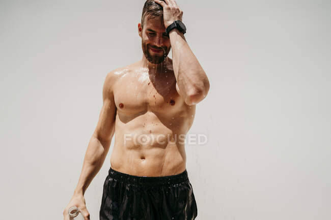 Atleta maschio scalzo rinfrescante con acqua — Foto stock