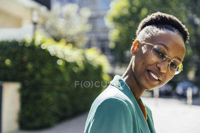 Retrato de una joven empresaria con gafas - foto de stock