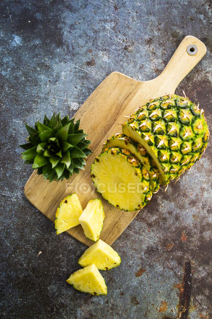 Chopped pineapple on chopping board — Stock Photo