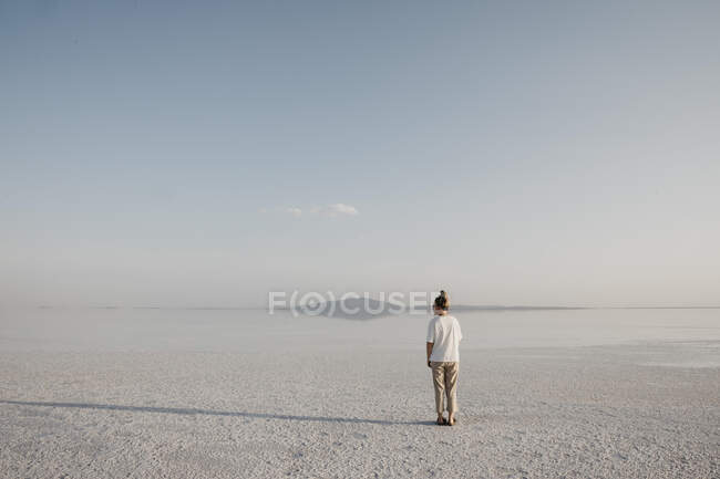 Vista posteriore della donna in piedi al lago Karum, Danakil Depressione, Etiopia, Lontano — Foto stock