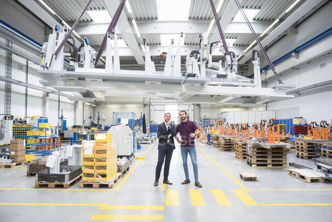 Dois homens com guindaste interior em uma fábrica — Fotografia de Stock