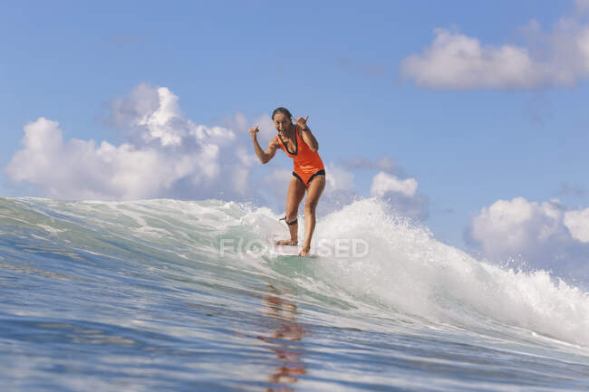 Femme surfeuse avec signe shaka — Photo de stock