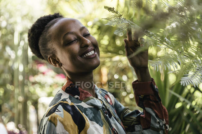 Retrato de jovem feliz com os olhos fechados na natureza — Fotografia de Stock