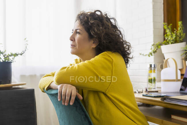 Brunette femme ayant une pause dans le bureau à la maison — Photo de stock