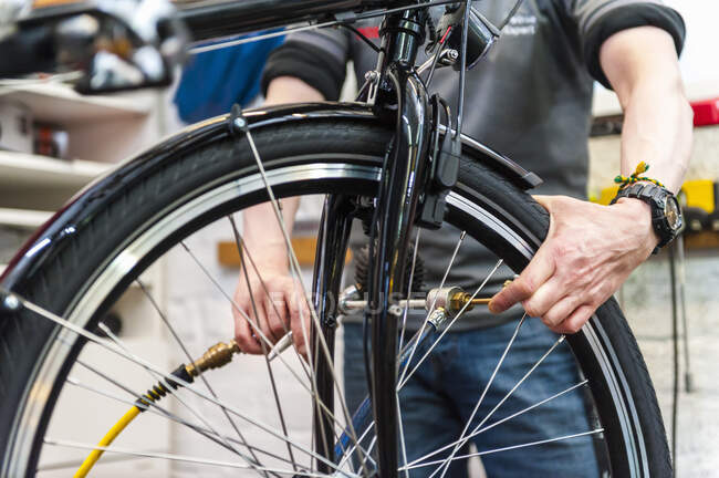 Fahrradmechaniker arbeitet im Fahrradladen — Stockfoto