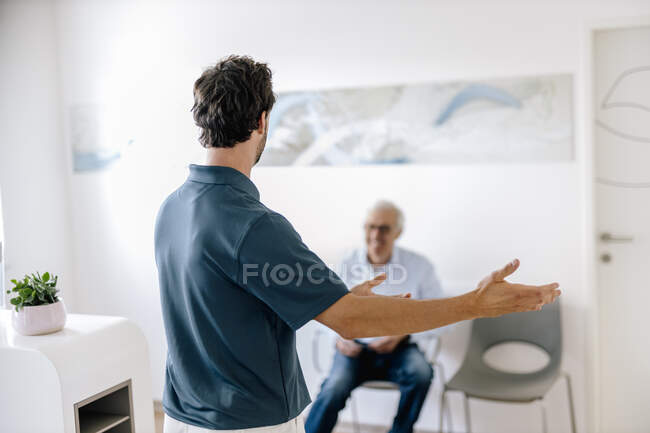 Physiothérapeute rencontre patient à la réception — Photo de stock