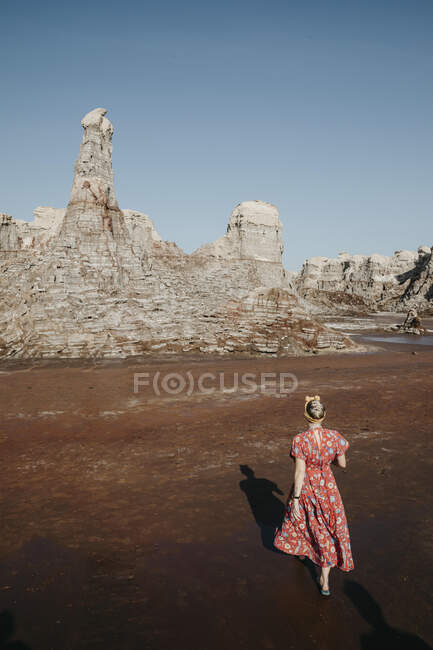 Високий кут зору жінки - туристки, що ходять у солончаку Каньйон, Данакіл Депресія, Ефіопія, Афар — стокове фото