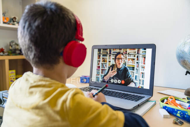 Lehrer unterrichtet Schüler während Quarantäne-Hausaufgabenbetreuung per Videoanruf — Stockfoto