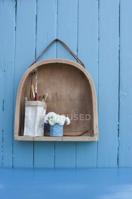 Étagère faite de vieille chaise en bois et porte-brosse en carton de lait — Photo de stock