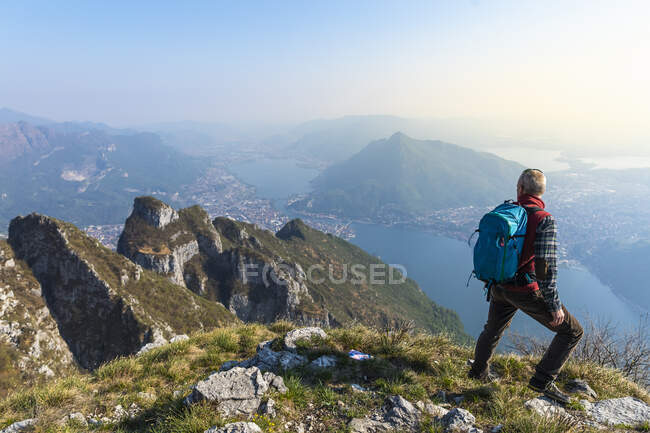 Rear view of hiker on mountaintop, Orobie Alps, Lecco, Italy — Stock Photo