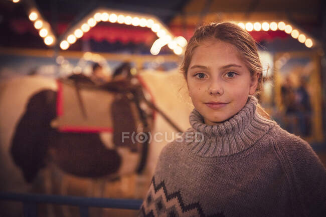 Portrait de fille portant un pull debout au carnaval illuminé en ville pendant la nuit. Munich, Allemagne — Photo de stock